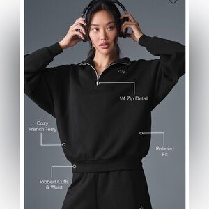 ALO Yoga 1/4 zip Black accolade sweatshirt